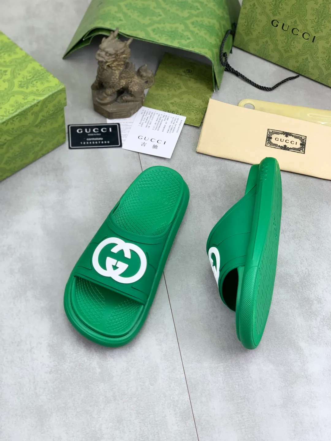 Men's Men's Shoes 💰P300💰[New Style] High Version 🎁🎁🎁 GUCCI New Year of the Snake casual slippers, original official website, perfect workmanship, transmitting a kind of noble luxury, sublimating its definition of luxury in Gucci's high-end extraordinary craftsmanship. Original Gucci double G combination outsole, code number: 35-46, complete package